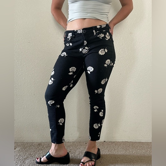 Straight legged, cottage core, flower pants. - Picture 1 of 7
